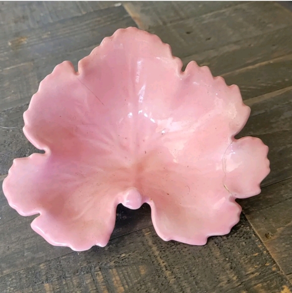 Vintage Pink Leaf Candy Dish Ceramic Pottery Mid Century Modern Made in USA - Picture 3 of 5